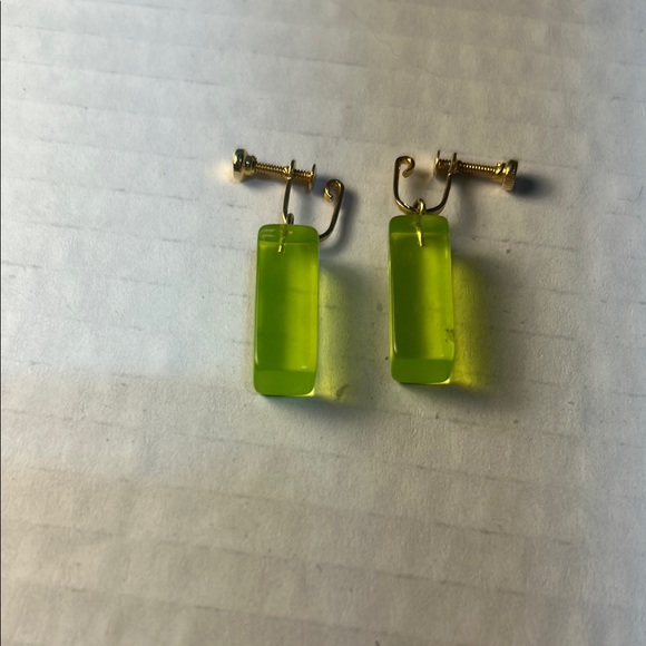 unmarked Jewelry - 60’s 70’s Lime Green Lucite Screw On VTG Earrings